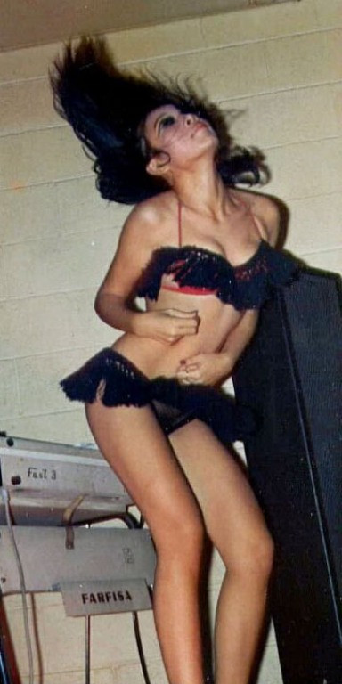 Một nhân vật mà những người từng sống ở miền Nam qua thời cái gọi là đệ I và đệ II Cộng hòa trước 1975 đều biết hoặc nghe nhắc tới- vũ nữ Cẩm Nhung, mỹ nữ số một Sài Gòn. Là một gái nhảy chuyên nghiệp, cô đã làm rất nhiều công tử hào hoa đất Sài gòn phải chết mê chết mệt. Cuối cùng cô cặp hẳn với trung tá Thức Công Binh. Vào thời Diệm-Nhu, cấp bậc trung tá không nhiều. Sống với nhau theo kiểu già nhân ngãi non vợ chồng được một thời gian, sau khi đã cắt đi hầu hết những quan hệ tình ái phức tạp khác, Cẩm Nhung nghĩ rằng mình có thể trở thành trung tá phu nhân (ảnh:hình ảnh của một vũ nữ Sài Gòn xưa).. Một nhân vật mà những người từng sống ở miền Nam qua thời cái gọi là đệ I và đệ II Cộng hòa trước 1975 đều biết hoặc nghe nhắc tới- vũ nữ Cẩm Nhung, mỹ nữ số một Sài Gòn. Là một gái nhảy chuyên nghiệp, cô đã làm rất nhiều công tử hào hoa đất Sài gòn phải chết mê chết mệt. Cuối cùng cô cặp hẳn với trung tá Thức Công Binh. Vào thời Diệm-Nhu, cấp bậc trung tá không nhiều. Sống với nhau theo kiểu già nhân ngãi non vợ chồng được một thời gian, sau khi đã cắt đi hầu hết những quan hệ tình ái phức tạp khác, Cẩm Nhung nghĩ rằng mình có thể trở thành trung tá phu nhân (ảnh:hình ảnh của một vũ nữ Sài Gòn xưa)..