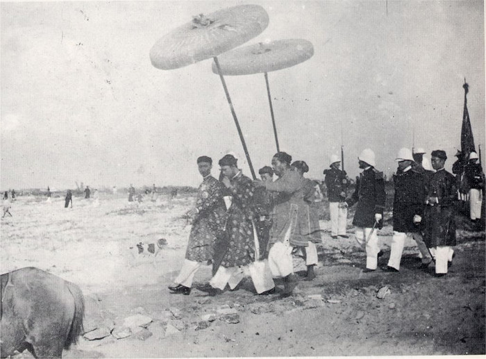 Vua Thành Thái và em tới thăm quan toàn quyền (1900) Vua Thành Thái và em tới thăm quan toàn quyền (1900)