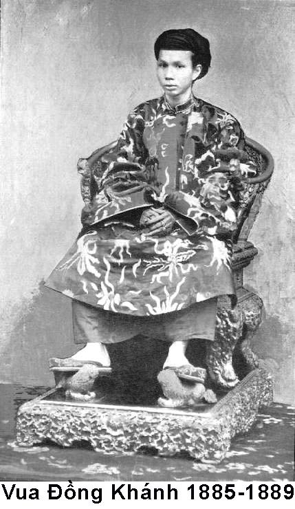 Đồng Khánh sinh ngày 12 tháng giêng năm Giáp Tý, tức ngày 19 tháng 2 năm 1864 tại Huế. Ông là con trưởng của Kiên Thái Vương Nguyễn Phúc Hồng Cai và bà Bùi Thị Thanh. Năm 1865, Ưng Kỷ được vua Tự Đức nhận làm con nuôi và giao cho bà Thiện Phi Nguyễn Thị Cẩm chăm sóc, dạy bảo. Đồng Khánh là ông vua không chống Pháp. Sách của Trần Trọng Kim viết: "Vua Đồng Khánh tính tình hiền lành, hay trang sức và cũng muốn duy tân, ở rất được lòng người Pháp". Vua Đồng Khánh ở ngôi được ba năm thì bệnh và mất vào ngày 27 tháng 12 năm Mậu Tý, tức ngày 28 tháng 1 năm 1889. Khi đó ông 24 tuổi. Đồng Khánh sinh ngày 12 tháng giêng năm Giáp Tý, tức ngày 19 tháng 2 năm 1864 tại Huế. Ông là con trưởng của Kiên Thái Vương Nguyễn Phúc Hồng Cai và bà Bùi Thị Thanh. Năm 1865, Ưng Kỷ được vua Tự Đức nhận làm con nuôi và giao cho bà Thiện Phi Nguyễn Thị Cẩm chăm sóc, dạy bảo. Đồng Khánh là ông vua không chống Pháp. Sách của Trần Trọng Kim viết: "Vua Đồng Khánh tính tình hiền lành, hay trang sức và cũng muốn duy tân, ở rất được lòng người Pháp". Vua Đồng Khánh ở ngôi được ba năm thì bệnh và mất vào ngày 27 tháng 12 năm Mậu Tý, tức ngày 28 tháng 1 năm 1889. Khi đó ông 24 tuổi.