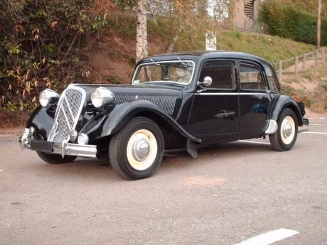 Ở chợ Cầu Muối trước đó Bảy Si đã có sòng bài sẵn, nhưng khi nghe Đại Cathay đề nghị hùn hạp, Bảy Si cũng không thể chối từ. Thừa thắng, Đại mở rộng ra cả lĩnh vực làm huyện đề 40 con chung với băng của một trùm khu Cây Da Xà tên là Hỏi. Lúc này Đại đã mua được chiếc Traction - 15, chiều chiều cho đàn em lái đi khắp các ngả đường vứt lên từng xấp "phơi" đề cùng với hàng cọc tiền chở về.