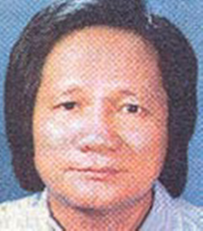 Bỗng các trinh sát thấy Năm Cam, quần soọc, áo thun xám, mở cửa bước ra ban công nói chuyện điện thoại di động. “Lộ rồi chăng? Hắn gọi đàn em đến giải vây?”. Các trinh sát không ai bảo ai, mắt căng ra quan sát và lại kiên nhẫn đợi lệnh.