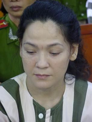 Một tổ trinh sát thay nhau giám sát Năm Cam, đến khi y về đường Tôn Thất Tùng, thì họ rải ra ngồi ở quán cà phê cách đó vài chục mét, người thì vờ vào mua thuốc ở hiệu thuốc tây bên cạnh, người thì dựng xe bên đường ngồi... đợi bạn vào mua CD v.v... Chưa được lệnh của chỉ huy, các trinh sát phải kiên nhẫn chờ đợi.