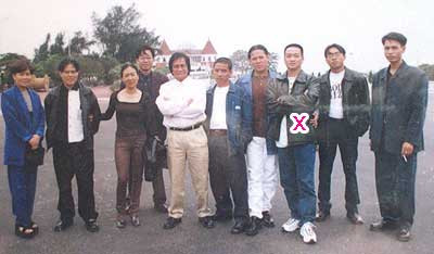 Năm Cam được các trinh sát cho ngồi xuống ghế xa-lông nệm da ở phòng khách trên lầu. Hai tay bị còng về phía trước, một trinh sát khác lấy cuộn băng keo đen dán bịt hai mắt, sau đó lấy khăn màu trắng quấn thêm một lớp bên ngoài rồi lại quấn băng keo đen. Lúc này Năm Cam xin phép được vào nhà vệ sinh “vì tối qua uống nhiều bia quá... (?)”.