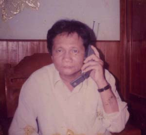 Chính cái bắt tay đó Năm Cam đã bị người trinh sát bấm đúng huyệt, toàn thân Năm Cam giựt nhẹ như bị điện giật, đồng thời trinh sát vòng tay qua eo Năm Cam kéo nhanh vào nhà rồi nói nhỏ bên tai Năm Cam: “Anh đã bị bắt”.