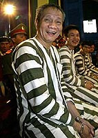 Bịt mắt xong, Năm Cam được lệnh đứng lên để các trinh sát kiểm tra người, trong túi quần soọc chỉ có hai điện thoại di động và mấy chục ngàn đồng tiền lẻ. Tất cả đều được bỏ lại vào túi quần cho Năm Cam, rồi hai trinh sát xốc hai bên đưa xuống chiếc xe Mazda đời mới, màu trắng trờ tới, mở cửa... rước Năm Cam đi. Tất cả thời gian diễn ra nhanh chóng, đúng như dự kiến.