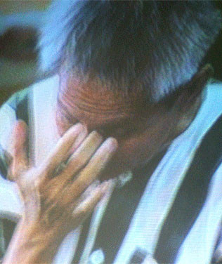 Giải thích vì sao bắt Năm Cam phải bịt mắt, các trinh sát cười, nói: Đó là nghiệp vụ... và để ông ta không biết mình bị đưa đi đâu, giam ở đâu... đòn tâm lý mà!