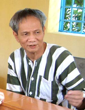 Anh trinh sát trẻ lịch sự bắt tay và nói vừa đủ cho những người xung quanh nghe như hai người quen nhau: “Anh Năm khỏe không?”.