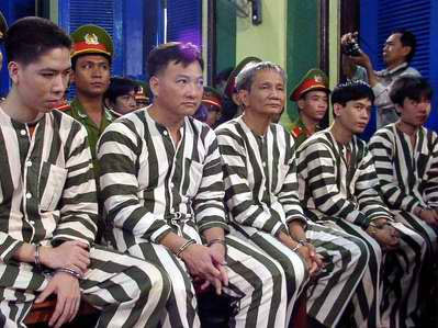 Tất cả chỉ diễn ra chưa đầy 10 giây đồng hồ, không ai để ý, ngay cả người giữ xe, cũng cứ tưởng “có khách quen, Năm Cam trở vào nhà tiếp khách”. Cũng cùng lúc đó, bốn - năm trinh sát khác nhào tới, người cảnh giới ngoài cửa, người phụ đưa Năm Cam lên lầu.