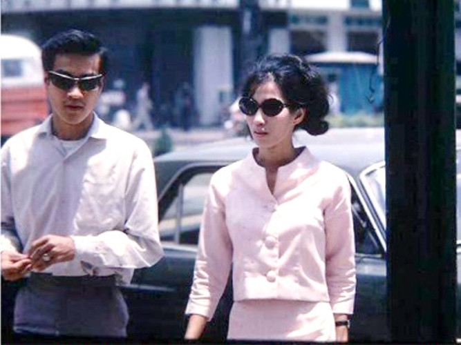 Đại Cathay và đàn em muốn vào ăn chơi nhảy múa ở đâu cũng được, xong chẳng thèm trả tiền, thậm chí nhiều nhà hàng, quán bar còn lấy làm vinh hạnh vì được “đàn anh” chiếu cố tới ăn uống, coi như cách để bảo đảm không có băng nhóm nào khác dám héo lánh tới quấy phá. Dù vậy, nguồn lợi lớn hơn cả của Đại Cathay không phải là tiền bảo kê, mà chính giới doanh nghiệp làm ăn lớn mới là những “nhà tài trợ” tình nguyện để Đại nuôi quân. Bù lại họ nhờ Đại Cathay làm hậu thuẫn khi cần gây sức ép hay giành giật trên thương trường với kẻ khác, hoặc cần thiết phải đòi một món nợ khó đòi nào đó. Những “khách hàng” của Đại Cathay lúc đó có cả anh em tỉ phú Hoàng Kim Qui (Vua kẽm gai), Xí Ngàn mặt rỗ (vua thuốc Bắc), La Thành Nghệ (vua thuốc đỏ) và hơn chục ông vua các ngành nghề khác của người Hoa là những người đều đặn chu cấp cho Đại (ảnh: Đại Cathay và vợ). Đại Cathay và đàn em muốn vào ăn chơi nhảy múa ở đâu cũng được, xong chẳng thèm trả tiền, thậm chí nhiều nhà hàng, quán bar còn lấy làm vinh hạnh vì được “đàn anh” chiếu cố tới ăn uống, coi như cách để bảo đảm không có băng nhóm nào khác dám héo lánh tới quấy phá. Dù vậy, nguồn lợi lớn hơn cả của Đại Cathay không phải là tiền bảo kê, mà chính giới doanh nghiệp làm ăn lớn mới là những “nhà tài trợ” tình nguyện để Đại nuôi quân. Bù lại họ nhờ Đại Cathay làm hậu thuẫn khi cần gây sức ép hay giành giật trên thương trường với kẻ khác, hoặc cần thiết phải đòi một món nợ khó đòi nào đó. Những “khách hàng” của Đại Cathay lúc đó có cả anh em tỉ phú Hoàng Kim Qui (Vua kẽm gai), Xí Ngàn mặt rỗ (vua thuốc Bắc), La Thành Nghệ (vua thuốc đỏ) và hơn chục ông vua các ngành nghề khác của người Hoa là những người đều đặn chu cấp cho Đại (ảnh: Đại Cathay và vợ).