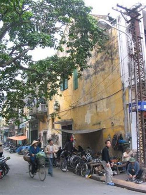 Trong đó, Dung Hà là người có tiếng tăm hơn cả. Tên thật là Vũ Thị Hoàng Dung, sinh năm 1965, nhà ở ngõ 23, phố Trạng Trình, Phan Bội Châu, Hồng Bàng, Hải Phòng, trong một gia đình 4 anh chị em. Dung gia nhập vào giới giang hồ đất Cảng từ những năm chưa đầy 20 tuổi. Bước sang "đầu ba", Dung đã gánh trên vai một vốn tiền án tiền sự đáng nể và trở thành một nữ trùm giang hồ có số má bậc nhất ở Hải Phòng (ảnh: Một góc phố Trạng Trình ở Hải Phòng - nơi Dung Hà sinh ra và lớn lên).