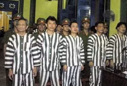 2h sáng, tội nhân cuối cùng được Công an Tiền Giang bàn giao cho Công an TP HCM và đưa vào trại Chí Hòa an toàn. 3h30', 5 tử tù được đánh thức, lần lượt được dẫn giải vào hội trường của trại Chí Hòa để lăn tay, làm các thủ tục cuối cùng.