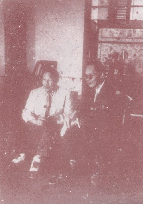 Vua Bảo Ðại đến thăm cựu hoàng Thành Thái tại Sài Gòn (1953) Vua Bảo Ðại đến thăm cựu hoàng Thành Thái tại Sài Gòn (1953)