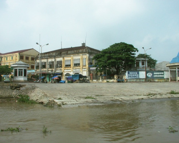 Đây là một băng nhóm tội phạm đặc biệt ở đất Hải Phòng. Bởi vì chúng hoạt động không dùng dao kiếm, hay vũ khí nóng, những vũ khí quen thuộc của giang hồ nơi đây. Vũ khí đơn giản chỉ là dép guốc, gậy gộc, dù không mang tính sát thương cao nhưng với phương thức đánh nhau hội đồng cũng đủ làm loạn sự yên bình của cả một góc Hải Phòng (ảnh: Bến Bính - Hải Phòng).
