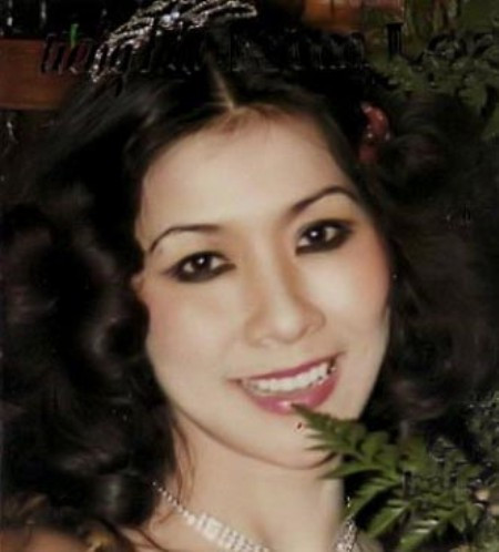 Trên 1 tờ báo hải ngoại mới đây ca sĩ Kim Loan kể lại chuyện gặp gỡ tướng râu kẽm Nguyễn Cao Kỳ như một người đoan trang thục nữ: "Loan đến hát nhiều lần ở Hội quán Huỳnh Hữu Bạc. Không quân, Hải quân (quân đội chế độ cũ - PV), tất cả các binh chủng, nơi nào mời hát, Loan cũng đến, thân vui như anh em trong nhà, đâu có chuyện gì. Loan thường hát trong không quân, có lần gặp ông bà Nguyễn Cao Kỳ trong Hội quán, Loan thấy bà Nguyễn Cao Kỳ đẹp quá - bà mặc cái áo gì mà chỉ có một bên tay áo, đẹp và lạ quá, Loan cứ mê mẩn nhìn ngắm bà hoài. Má của Loan cùng đi, ngồi bên Loan, nói nhỏ: "Con đừng có nhìn bà ấy như vậy! Bà ấy tưởng con mê ông chồng bả, lôi thôi lắm đấy". Có lần hát xong Loan định ra về thì nhiều ông xúm lại xin Má Loan đừng cho Kim Loan về. Loan hỏi "Tại sao vậy?" Có ông nói: "ông Phó Tổng thống Nguyễn Cao Kỳ sắp đến". Loan nói:Ông ấy đến thì ông ấy đến. Sao lại không cho tôi về? Ông này nói với mẹ Loan: Con quỳ lạy bác, bác ơi, bác đừng cho cô ấy về. Trên 1 tờ báo hải ngoại mới đây ca sĩ Kim Loan kể lại chuyện gặp gỡ tướng râu kẽm Nguyễn Cao Kỳ như một người đoan trang thục nữ: "Loan đến hát nhiều lần ở Hội quán Huỳnh Hữu Bạc. Không quân, Hải quân (quân đội chế độ cũ - PV), tất cả các binh chủng, nơi nào mời hát, Loan cũng đến, thân vui như anh em trong nhà, đâu có chuyện gì. Loan thường hát trong không quân, có lần gặp ông bà Nguyễn Cao Kỳ trong Hội quán, Loan thấy bà Nguyễn Cao Kỳ đẹp quá - bà mặc cái áo gì mà chỉ có một bên tay áo, đẹp và lạ quá, Loan cứ mê mẩn nhìn ngắm bà hoài. Má của Loan cùng đi, ngồi bên Loan, nói nhỏ: "Con đừng có nhìn bà ấy như vậy! Bà ấy tưởng con mê ông chồng bả, lôi thôi lắm đấy". Có lần hát xong Loan định ra về thì nhiều ông xúm lại xin Má Loan đừng cho Kim Loan về. Loan hỏi "Tại sao vậy?" Có ông nói: "ông Phó Tổng thống Nguyễn Cao Kỳ sắp đến". Loan nói:Ông ấy đến thì ông ấy đến. Sao lại không cho tôi về? Ông này nói với mẹ Loan: Con quỳ lạy bác, bác ơi, bác đừng cho cô ấy về.