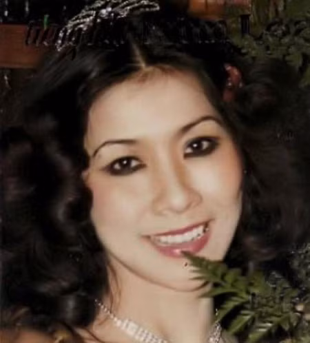 Trên 1 tờ báo hải ngoại mới đây ca sĩ Kim Loan kể lại chuyện gặp gỡ tướng râu kẽm Nguyễn Cao Kỳ như một người đoan trang thục nữ: "Loan đến hát nhiều lần ở Hội quán Huỳnh Hữu Bạc. Không quân, Hải quân (quân đội chế độ cũ - PV), tất cả các binh chủng, nơi nào mời hát, Loan cũng đến, thân vui như anh em trong nhà, đâu có chuyện gì. Loan thường hát trong không quân, có lần gặp ông bà Nguyễn Cao Kỳ trong Hội quán, Loan thấy bà Nguyễn Cao Kỳ đẹp quá - bà mặc cái áo gì mà chỉ có một bên tay áo, đẹp và lạ quá, Loan cứ mê mẩn nhìn ngắm bà hoài. Má của Loan cùng đi, ngồi bên Loan, nói nhỏ: "Con đừng có nhìn bà ấy như vậy! Bà ấy tưởng con mê ông chồng bả, lôi thôi lắm đấy". Có lần hát xong Loan định ra về thì nhiều ông xúm lại xin Má Loan đừng cho Kim Loan về. Loan hỏi "Tại sao vậy?" Có ông nói: "ông Phó Tổng thống Nguyễn Cao Kỳ sắp đến". Loan nói:Ông ấy đến thì ông ấy đến. Sao lại không cho tôi về? Ông này nói với mẹ Loan: Con quỳ lạy bác, bác ơi, bác đừng cho cô ấy về.