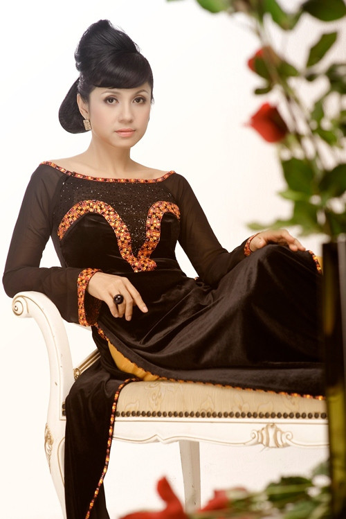 Thủ đoạn chính của Trần Văn Giao là cùng một mảnh đất (dù là đất trên giấy), Giao vẫn dám ký hợp đồng bán cho 10 - 20 người, chiếm đoạt hàng chục tỷ đồng và hàng nghìn cây vàng. Chính vì thế khi Trần Văn Giao bị bắt, nhiều nạn nhân của Trần Văn Giao mới ngã ngửa ra, đua nhau chạy đến phần đất mà họ đã "mua" của Giao để kiểm tra và phát hiện mình không phải chủ nhân duy nhất của lô đất, bi đát hơn là chủ của một lô đất thực chất chỉ tồn tại trên giấy. Có nạn nhân đến lúc đó mới phát hiện ra lô đất đó là của một dự án khác, hoàn toàn không liên quan gì đến Trần Văn Giao. Thủ đoạn chính của Trần Văn Giao là cùng một mảnh đất (dù là đất trên giấy), Giao vẫn dám ký hợp đồng bán cho 10 - 20 người, chiếm đoạt hàng chục tỷ đồng và hàng nghìn cây vàng. Chính vì thế khi Trần Văn Giao bị bắt, nhiều nạn nhân của Trần Văn Giao mới ngã ngửa ra, đua nhau chạy đến phần đất mà họ đã "mua" của Giao để kiểm tra và phát hiện mình không phải chủ nhân duy nhất của lô đất, bi đát hơn là chủ của một lô đất thực chất chỉ tồn tại trên giấy. Có nạn nhân đến lúc đó mới phát hiện ra lô đất đó là của một dự án khác, hoàn toàn không liên quan gì đến Trần Văn Giao.