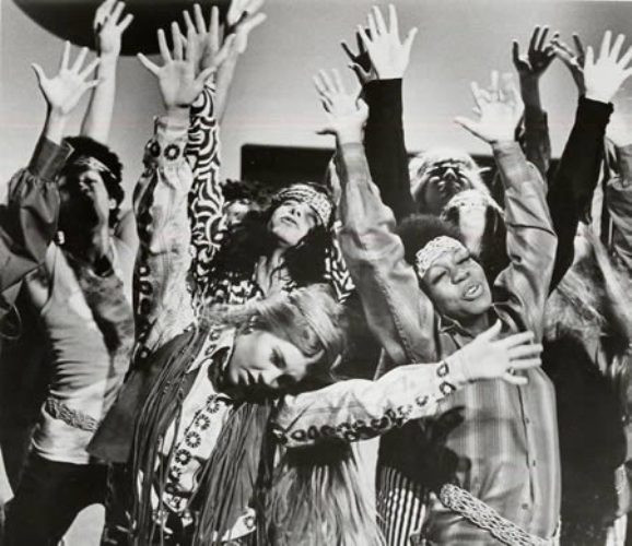 Đầu những năm 1960, phong trào Hippie bắt đầu thâm nhập vào miền Nam và khuấy động “Hòn ngọc viễn đông”. Phong trào Hippie và chủ nghĩa hiện sinh khuyến khích thanh niên Sài Gòn sống nhanh, sống vội, lao vào ăn chơi. Các nhà hàng, vũ trường, tiệm hút với đủ kiểu quần áo tóc tai dị hợm đã mọc lên như nấm, lối kéo thanh niên Sài Gòn mỗi khi chiều về (ảnh minh họa: hình ảnh những người nhảy Hippie). Đầu những năm 1960, phong trào Hippie bắt đầu thâm nhập vào miền Nam và khuấy động “Hòn ngọc viễn đông”. Phong trào Hippie và chủ nghĩa hiện sinh khuyến khích thanh niên Sài Gòn sống nhanh, sống vội, lao vào ăn chơi. Các nhà hàng, vũ trường, tiệm hút với đủ kiểu quần áo tóc tai dị hợm đã mọc lên như nấm, lối kéo thanh niên Sài Gòn mỗi khi chiều về (ảnh minh họa: hình ảnh những người nhảy Hippie).