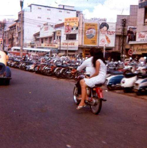 Thập niên 60, thành phố "Hòn ngọc Viễn Đông" nở rộ những trào lưu văn hóa, nghệ thuật lên ngôi. Nhan nhản khắp các ngả đường, rạp xi-nê quảng cáo những chương trình đại nhạc hội, cải lương, tân nhạc, kịch nói... Đào kép nổi danh thời này cũng rất nhiều không sao kể xiết. Đây cũng là thời hoàng kim của báo giới với nhiều ký giả chuyên đưa những thông tin giật gân về giới văn nghệ sĩ đang được khán giả ái mộ. Những vụ xì-căng-đan về tình ái, ghen tuông, cặp bồ, bỏ nhau bao giờ cũng được người đọc quan tâm hơn những tin tức trên các chiến trường. Một trong những vụ xì-căng-đan gây xôn xao dư luận liên quan đến cô ca sĩ Kim Loan. Thập niên 60, thành phố "Hòn ngọc Viễn Đông" nở rộ những trào lưu văn hóa, nghệ thuật lên ngôi. Nhan nhản khắp các ngả đường, rạp xi-nê quảng cáo những chương trình đại nhạc hội, cải lương, tân nhạc, kịch nói... Đào kép nổi danh thời này cũng rất nhiều không sao kể xiết. Đây cũng là thời hoàng kim của báo giới với nhiều ký giả chuyên đưa những thông tin giật gân về giới văn nghệ sĩ đang được khán giả ái mộ. Những vụ xì-căng-đan về tình ái, ghen tuông, cặp bồ, bỏ nhau bao giờ cũng được người đọc quan tâm hơn những tin tức trên các chiến trường. Một trong những vụ xì-căng-đan gây xôn xao dư luận liên quan đến cô ca sĩ Kim Loan.