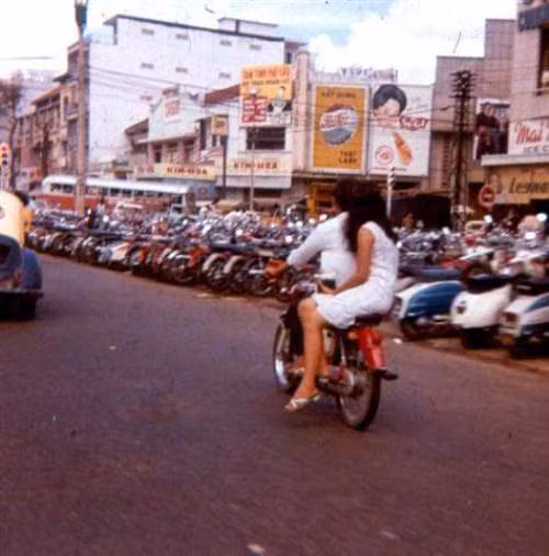 Thập niên 60, thành phố "Hòn ngọc Viễn Đông" nở rộ những trào lưu văn hóa, nghệ thuật lên ngôi. Nhan nhản khắp các ngả đường, rạp xi-nê quảng cáo những chương trình đại nhạc hội, cải lương, tân nhạc, kịch nói... Đào kép nổi danh thời này cũng rất nhiều không sao kể xiết. Đây cũng là thời hoàng kim của báo giới với nhiều ký giả chuyên đưa những thông tin giật gân về giới văn nghệ sĩ đang được khán giả ái mộ. Những vụ xì-căng-đan về tình ái, ghen tuông, cặp bồ, bỏ nhau bao giờ cũng được người đọc quan tâm hơn những tin tức trên các chiến trường. Một trong những vụ xì-căng-đan gây xôn xao dư luận liên quan đến cô ca sĩ Kim Loan.