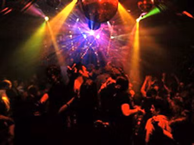 Nhảy chán, có tên ôm micro hát tự nhiên như ở nhà. Trước khi vào đây, chúng đã dọa cho các nhân viên bảo vệ sợ mất mặt, thế nên những lần sau đó, chúng ra vào vũ trường hết sức tự nhiên. Có lần chúng còn đè vũ nữ ra đánh đập ngay tại sàn nhảy. Chủ khách sạn là hai anh em anh Đỗ Hữu Nghĩa và Đỗ Hữu Lê Hùng (Hùng “đavít”). Hai người này ở TP. Hồ Chí Minh ra, thân cô thế cô nên phải tạm thời đóng cửa vì không chịu nổi sự quấy phá của chúng. Khi vũ trường được mở lại, bọn đàn em Khánh “trắng” lại mò tới. Khi biết đích xác đứng sau vụ quậy phá này là Khánh “trắng” thì giám đốc khách sạn đành cắn răng mỗi tháng trả cho chúng 1,5 triệu đồng, còn chuyện ăn uống, ôm ấp vũ nữ hầu như miễn phí.