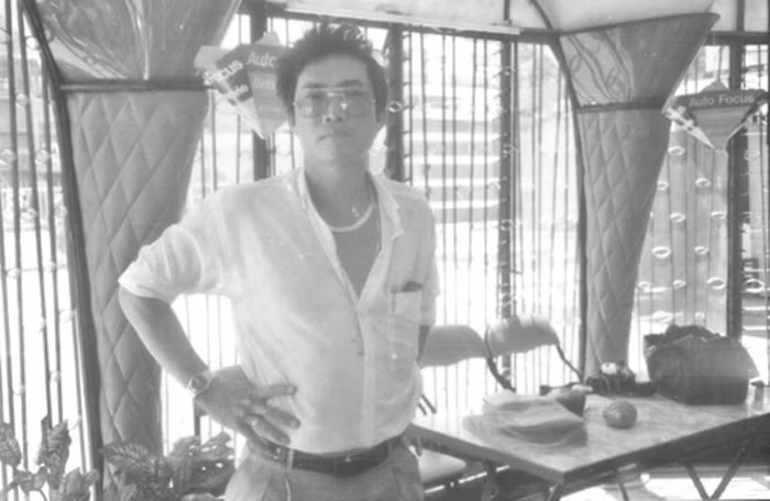 Lê Ngọc Lâm sinh năm 1945 tại Hà Tây, theo gia đình di cư vào Sài Gòn năm 1954. Ba năm sau, những biến cố thời cuộc làm gia đình tan nát, Lâm phải vào Cô nhi viện Thủ Đức khi mới 12 tuổi. Được một thời gian, Lâm trốn khỏi cô nhi viện, nhập vào đám bụi đời, bán báo trên hè phố Sài Gòn. Cô nhi viện dạy cho Lâm biết chữ, còn lề phố dạy cho Lâm biết... đánh lộn để giành mối, cạnh tranh. Những cuộc đụng độ xảy ra như cơm bữa đã biến Lâm thành một người ngang tàng và rất lỳ đòn.