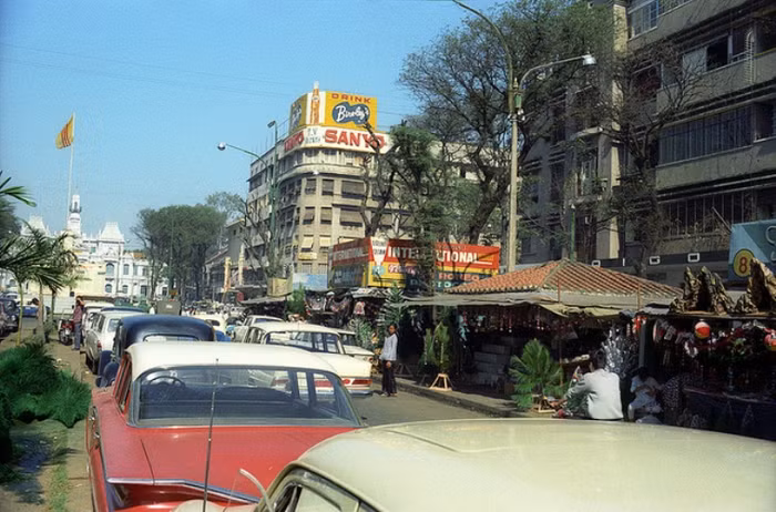 Kể từ đó, gần như thế giới giang hồ cả Sài Gòn – Chợ Lớn đã về thuần phục với trướng của Đại Cathay. Thằng nhỏ bụi đời thất học ngày nào giờ có thể làm thay đổi cả xã hội Sài Gòn nếu nó muốn (ảnh: đường phố Sài Gòn trước 1975).