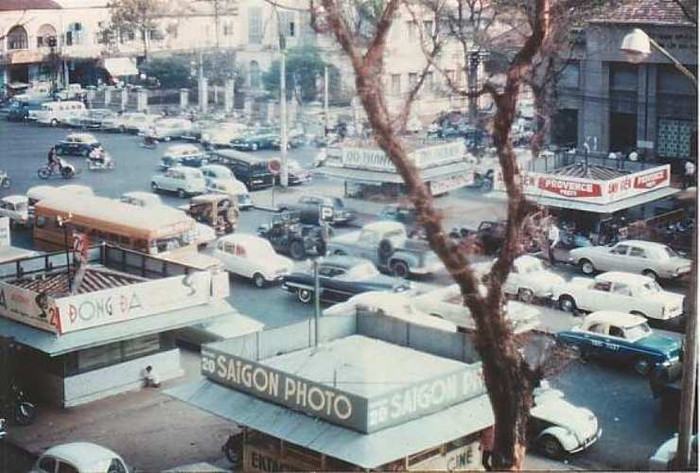 Năm 1963, Lâm thi hỏng tú tài và bị bắt vào quân dịch nhưng đã trốn về Sài Gòn sống lang thang, sau đó gia nhập nhóm bụi đời ở khu Da Heo, đường Nguyễn Công Trứ, quận 1 do Đại Cathay cầm đầu. Vốn liều lĩnh và to khoẻ, anh ta nhanh chóng trở thành một trợ thủ đắc lực của Đại Cathay trong các trận chiến phân chia lãnh địa. Năm 1964, một cuộc tranh hùng như vậy đã chém mất một ngón tay của Lâm. Biệt hiệu Lâm "chín ngón" ra đời từ đó, do chính Đại Cathay đặt (ảnh mình họa: đường phố Sài Gòn trước năm 1975). Năm 1963, Lâm thi hỏng tú tài và bị bắt vào quân dịch nhưng đã trốn về Sài Gòn sống lang thang, sau đó gia nhập nhóm bụi đời ở khu Da Heo, đường Nguyễn Công Trứ, quận 1 do Đại Cathay cầm đầu. Vốn liều lĩnh và to khoẻ, anh ta nhanh chóng trở thành một trợ thủ đắc lực của Đại Cathay trong các trận chiến phân chia lãnh địa. Năm 1964, một cuộc tranh hùng như vậy đã chém mất một ngón tay của Lâm. Biệt hiệu Lâm "chín ngón" ra đời từ đó, do chính Đại Cathay đặt (ảnh mình họa: đường phố Sài Gòn trước năm 1975).