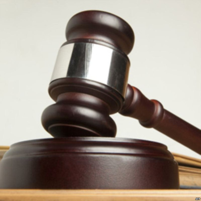 Năm 1997, Khánh "trắng" bị đưa ra xét xử với khung hình phạt cao nhất - tử hình. Theo bản án sơ thẩm và phúc thẩm thì Khánh "trắng" phạm 4 tội: Giết người; Cướp tài sản công dân; Trốn thuế và Che giấu tội phạm.