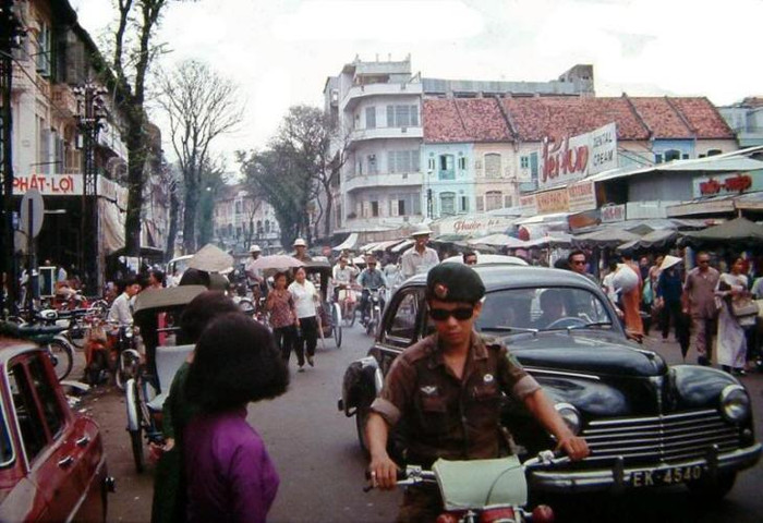 Đại giống cha như tạc. Gã sống ở đường Đoàn Văn Bơ (quận 4, TP.HCM). Nhà nghèo, cha mẹ chỉ làm nghể chẻ củi thuê cho một vựa củi nằm bên kia Cầu Mống, Đại hiền lành, ít nói, dù khuôn mặt cực kỳ lạnh lùng nhưng tính tình thì vô cùng phóng khoáng. Đại từ nhỏ đã nổi tiếng là rất hào hiệp và lì đòn. Bản tính được kế thừa từ người cha ấy đã giúp Đại nhanh chóng được đám trẻ gần khu vực hắn sống ngưỡng mộ. Cha bị bắt, bị đày ra Côn Đảo và chết. Mẹ lấy chồng khác, là một tay máu me cờ bạc lại nghiện nặng. Đại thường bị ông dượng hành hạ. Nhà nghèo và chán nản, Đại bỏ học, đi đánh giày, bán báo nuôi thân. Đại giống cha như tạc. Gã sống ở đường Đoàn Văn Bơ (quận 4, TP.HCM). Nhà nghèo, cha mẹ chỉ làm nghể chẻ củi thuê cho một vựa củi nằm bên kia Cầu Mống, Đại hiền lành, ít nói, dù khuôn mặt cực kỳ lạnh lùng nhưng tính tình thì vô cùng phóng khoáng. Đại từ nhỏ đã nổi tiếng là rất hào hiệp và lì đòn. Bản tính được kế thừa từ người cha ấy đã giúp Đại nhanh chóng được đám trẻ gần khu vực hắn sống ngưỡng mộ. Cha bị bắt, bị đày ra Côn Đảo và chết. Mẹ lấy chồng khác, là một tay máu me cờ bạc lại nghiện nặng. Đại thường bị ông dượng hành hạ. Nhà nghèo và chán nản, Đại bỏ học, đi đánh giày, bán báo nuôi thân.