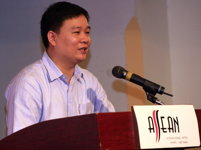 Nhà báo Nguyễn Tiến Bình, Tổng Biên tập Báo điện từ Giáo dục Việt Nam tại buổi lễ kỷ niệm 1 năm thành lập Báo ngày 9/6/2012. Nhà báo Nguyễn Tiến Bình, Tổng Biên tập Báo điện từ Giáo dục Việt Nam tại buổi lễ kỷ niệm 1 năm thành lập Báo ngày 9/6/2012.