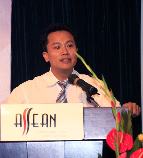 Nhà báo Bùi Ngọc Cải, Phó Tổng Biên tập Báo điện từ Giáo dục Việt Nam tại buổi lễ kỷ niệm 1 năm thành lập báo ngày 9/6/2012. Nhà báo Bùi Ngọc Cải, Phó Tổng Biên tập Báo điện từ Giáo dục Việt Nam tại buổi lễ kỷ niệm 1 năm thành lập báo ngày 9/6/2012.