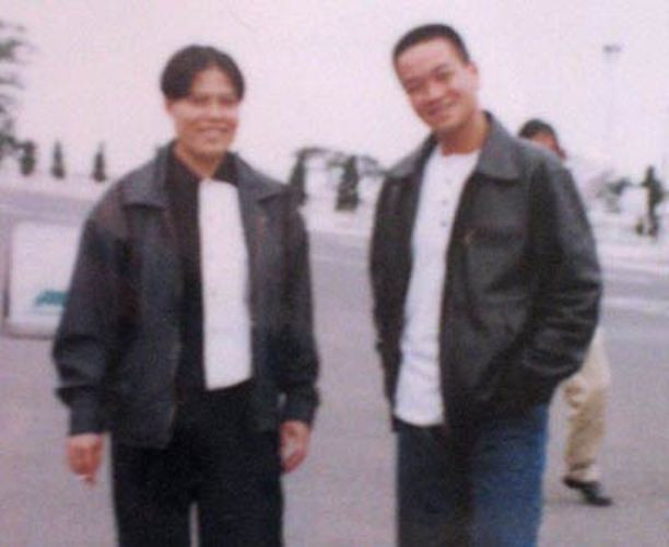 Xung quanh chuyện kinh doanh sòng bạc của nữ trùm giang hồ đất Cảng này có rất nhiều điều. Ví như chuyện hệ thống canh gác khá liều lĩnh và thông minh mà Dung Hà điều khiển. Sòng bạc được chọn nơi nguy hiểm nhất, đặt tại nhà thị. Nhưng do đường vào nhà thị phải đi qua một ngõ độc đạo, cộng thêm có một hệ thống chuông nối từ ngoài ngõ vào trong nhà có thể báo động từ xa nên công việc canh gác không mấy vất vả (ảnh: Dung Hà, bên trái, chụp ảnh cùng Hải Bánh).