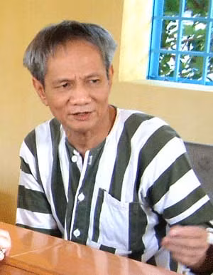 Lúc này, họ cũng chỉ được thông báo như một cuộc chuyển trại bình thường. Tử tội Châu Phát Lai Em không chút nghi ngờ, vẫn tỉnh táo chỉ quần áo, tư trang của mình cho cán bộ quản giáo lấy ra. Duy nhất "ông trùm" Năm Cam tỏ ra lặng lẽ hơn ngày thường, bước chân vào xe chậm một chút. Có lẽ tuổi đời, kinh nghiệm sống lọc lõi đã khiến tội nhân khét tiếng này lờ mờ đoán được điểm cuối của con đường chuyển trại.