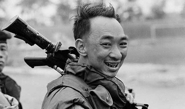 Đại Cathay và Hải Súng vội đổi kế hoạch, chạy vào khu núi Tượng, nơi có Quân giải phóng hoạt động. Cùng lúc, có tiếng của nhiều chiếc máy bay trực thăng trên đầu, cùng ánh sáng của hỏa châu sáng vằng vặc. Nhiều loạt đạn từ máy bay bắn xuống, người ta còn nghe nhiều tiếng la hét vọng ra từ rừng sâu. Kể từ đó không ai còn gặp đại Cathay nữa, có lẽ hắn đã bỏ mạng vì những loạt đạn lúc nửa đêm trên núi Tượng, rồi rơi xuống vực sâu nào đó mất xác. Lúc đó, dư luận ở Sài Gòn đặt ra nhiều khả năng về sự biến mất của Đại Cathay, như hắn đã trốn thoát rồi vượt biển qua Campuchia, đi luôn ra nước ngoài lánh nạn. Cũng có tin đồn là Đại Cathay đã lần về được Sài Gòn và sống ẩn dật. Sau ngày giải phóng, hồ sơ về cái chết của Đại Cathay đã làm sáng tỏ: Biết không trị nổi Đại Cathay, lại nhiều lần bị tên du đảng làm bẽ mặt, nhất là sau khi cái chết của đại úy Trần Kim Chi mà ai cũng cho là do Đại Cathay tạo ra, chuẩn tướng Sáu Lèo Nguyễn Ngọc Loan rất hận, tìm cách loại trừ vĩnh viễn Đại Cathay.