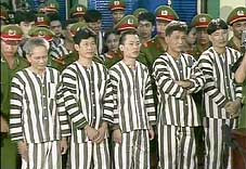 Họ nghe tuyên đọc quyết định thi hành án và viết lời trăng trối gửi người thân, gia đình trước sự chứng kiến của đại diện VKS, tòa án và công an. Đến phút này, Năm Cam cùng 4 đồng phạm mới biết chắc là thời khắc còn sống chỉ được tính bằng giờ, bằng phút.