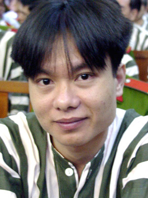 Sau nhiều tháng kể từ phiên phúc thẩm, nay mới được nhìn thấy nhau, hai tử tù trẻ tuổi Nguyễn Việt Hưng và Nguyễn Hữu Thịnh cố ngoái cổ "ngắm" chiến hữu. (người trong ảnh là Nguyễn Hữu Thịnh).