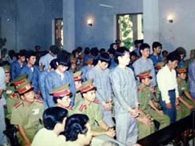 Hắn bình tĩnh được là do nghĩ mình bị bắt chỉ vì vụ cướp trên phố Kim Mã, còn những vụ án trước đã khép hồ sơ, không ai lục lại làm gì.