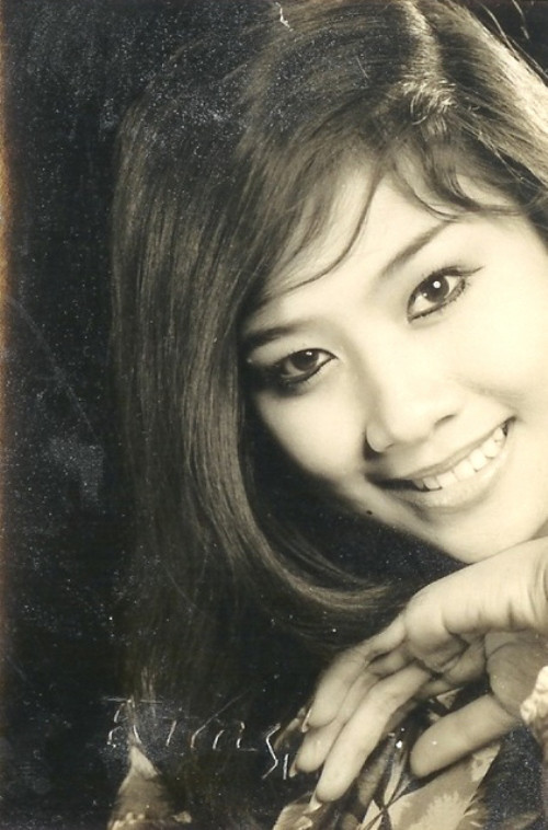 Khoảng năm 1978, Kim Loan nhận lời đóng vai "Điêu Thuyền" trong tuồng "Phụng Nghi Đình" cho đoàn Kim Chung - Hội Việt kiều ở Paris. Vào dịp này, báo chí người Việt ở Hoa Kỳ mới tung tin giật gân rằng: Ca sĩ Kim Loan sở dĩ sang Tây Đức trước năm 1975 là để đợi ngày đập chum, còn tác giả cái chum cô mang trên bụng là Tổng thống Thiệu. Thực hư không biết ra sao, nhưng câu chuyện tình đó đã từng gây xôn xao dư luận Sài Gòn một thời... Khoảng năm 1978, Kim Loan nhận lời đóng vai "Điêu Thuyền" trong tuồng "Phụng Nghi Đình" cho đoàn Kim Chung - Hội Việt kiều ở Paris. Vào dịp này, báo chí người Việt ở Hoa Kỳ mới tung tin giật gân rằng: Ca sĩ Kim Loan sở dĩ sang Tây Đức trước năm 1975 là để đợi ngày đập chum, còn tác giả cái chum cô mang trên bụng là Tổng thống Thiệu. Thực hư không biết ra sao, nhưng câu chuyện tình đó đã từng gây xôn xao dư luận Sài Gòn một thời...