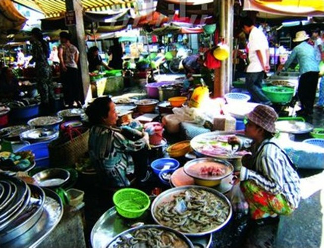 Xã hội miền Nam khi ấy với bộ máy quan chức được mua bán bằng tiền đã tỏ ra bất lực không trị nổi Đại Cathay và đám du đãng, để mặc kệ cho chúng làm mưa làm gió. Đại Cathay đứng ra bảo kê cho nhà hàng, vũ trường, sòng bạc, đến lượt các quan chức bảo kê lại cho Đại Cathay. Có tiền, có quyền, có thế, Đại Cathay quyết định bành trướng xuống Chợ Lớn, lãnh địa của Tín Mã Nàm, ông trùm giới Hắc Đạo người Hoa, xưa nay vẫn được coi là bất khả xâm phạm. So với băng du đãng của Đại Cathay, giới Hắc Đạo của Tín Mã Nàm có tổ chức chặt chẽ và hùng hậu hơn nhiều. Tuy nhiên, vì quá khiếp sợ trước uy danh của Đại Cathay, nhất là khi nhận lời mời của giới Hắc Đạo, Đại một mình tay không lên nhà hàng Đồng Khánh hội kiến với Tín Mã Nàm, cử chỉ ngang tàng này khiến Tín Mã Nàm thầm phục. Hắn nhượng bộ, đồng ý giao toàn bộ khu vực từ chợ Nancy về Sài Gòn cho Đại Cathay toàn quyền. Phần quận 5, Chợ Lớn, đàn em của Đại được phép hoạt động với điều kiện không lấn vào những khu vực đã có sẵn người của Hắc Đạo (ảnh: một góc chợ Nancy). Xã hội miền Nam khi ấy với bộ máy quan chức được mua bán bằng tiền đã tỏ ra bất lực không trị nổi Đại Cathay và đám du đãng, để mặc kệ cho chúng làm mưa làm gió. Đại Cathay đứng ra bảo kê cho nhà hàng, vũ trường, sòng bạc, đến lượt các quan chức bảo kê lại cho Đại Cathay. Có tiền, có quyền, có thế, Đại Cathay quyết định bành trướng xuống Chợ Lớn, lãnh địa của Tín Mã Nàm, ông trùm giới Hắc Đạo người Hoa, xưa nay vẫn được coi là bất khả xâm phạm. So với băng du đãng của Đại Cathay, giới Hắc Đạo của Tín Mã Nàm có tổ chức chặt chẽ và hùng hậu hơn nhiều. Tuy nhiên, vì quá khiếp sợ trước uy danh của Đại Cathay, nhất là khi nhận lời mời của giới Hắc Đạo, Đại một mình tay không lên nhà hàng Đồng Khánh hội kiến với Tín Mã Nàm, cử chỉ ngang tàng này khiến Tín Mã Nàm thầm phục. Hắn nhượng bộ, đồng ý giao toàn bộ khu vực từ chợ Nancy về Sài Gòn cho Đại Cathay toàn quyền. Phần quận 5, Chợ Lớn, đàn em của Đại được phép hoạt động với điều kiện không lấn vào những khu vực đã có sẵn người của Hắc Đạo (ảnh: một góc chợ Nancy).