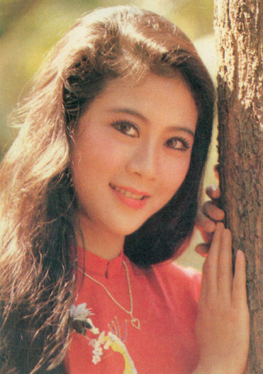 Trong chuyện tình cảm, cô cũng là người khá kỹ tính. Là người khá hiền lành, trong sáng nên cô đã mơ ước một cuộc sống bình yên và tin rằng mình sẽ có nó khi gặp chàng Việt kiều giàu có Juan Minh mà không ngờ rằng, tình yêu và sự trong sáng của mình đã bị Juan Minh – Nguyễn Kim Ninh lợi dụng. Bản thân Diễm Hương cũng trở thành nạn nhân để Ninh lừa đảo, khi cô đã từng có lần bị Ninh hỏi vay tiền với lý do gia đình chưa kịp chuyển tiền về nước. Nhưng cú lừa đau đớn nhất có lẽ chính là vụ đính hôn “rùm beng" ở khách sạn New World. Trong chuyện tình cảm, cô cũng là người khá kỹ tính. Là người khá hiền lành, trong sáng nên cô đã mơ ước một cuộc sống bình yên và tin rằng mình sẽ có nó khi gặp chàng Việt kiều giàu có Juan Minh mà không ngờ rằng, tình yêu và sự trong sáng của mình đã bị Juan Minh – Nguyễn Kim Ninh lợi dụng. Bản thân Diễm Hương cũng trở thành nạn nhân để Ninh lừa đảo, khi cô đã từng có lần bị Ninh hỏi vay tiền với lý do gia đình chưa kịp chuyển tiền về nước. Nhưng cú lừa đau đớn nhất có lẽ chính là vụ đính hôn “rùm beng" ở khách sạn New World.