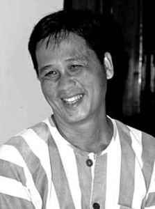 Juan Minh tên khai sinh là Nguyễn Kim Ninh, người Mỹ gốc Việt. Ngoài ra Ninh còn có tên gọi khác như Micheal Minh, John Nguyễn. Năm 1975, Ninh cùng gia đình sang Mỹ định cư. Tại đây, Ninh theo học tại trường Đại học Nothern Kentucky. Nhưng “sự nghiệp học hành" của Ninh nhanh chóng phá sản, vì hơn một năm sau đó, Ninh đã có hành vi hiếp dâm một cô bạn học để rồi bị nhà trường đuổi học, cùng với đó là một án tù của Tòa án Mỹ cho tội hiếp dâm. Mãn hạn tù, Ninh còn bị cáo buộc có liên quan đến những vụ trộm nữ trang ở thành phố Los Angeles (Califoinia). Thời gian sống ở Mỹ, Ninh đã từng là vận động viên tennis chuyên nghiệp. Nhưng do không có mấy tài cán, tiền kiếm không được là bao, lại lười lao động, nên Ninh nhanh chóng trở thành một kẻ bất hảo, ngày đêm nghĩ đến việc kiếm tiền bằng những âm mưu tội ác. Juan Minh tên khai sinh là Nguyễn Kim Ninh, người Mỹ gốc Việt. Ngoài ra Ninh còn có tên gọi khác như Micheal Minh, John Nguyễn. Năm 1975, Ninh cùng gia đình sang Mỹ định cư. Tại đây, Ninh theo học tại trường Đại học Nothern Kentucky. Nhưng “sự nghiệp học hành" của Ninh nhanh chóng phá sản, vì hơn một năm sau đó, Ninh đã có hành vi hiếp dâm một cô bạn học để rồi bị nhà trường đuổi học, cùng với đó là một án tù của Tòa án Mỹ cho tội hiếp dâm. Mãn hạn tù, Ninh còn bị cáo buộc có liên quan đến những vụ trộm nữ trang ở thành phố Los Angeles (Califoinia). Thời gian sống ở Mỹ, Ninh đã từng là vận động viên tennis chuyên nghiệp. Nhưng do không có mấy tài cán, tiền kiếm không được là bao, lại lười lao động, nên Ninh nhanh chóng trở thành một kẻ bất hảo, ngày đêm nghĩ đến việc kiếm tiền bằng những âm mưu tội ác.