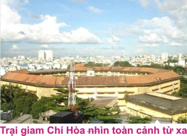 Ở khám Chí Hòa lúc đó có Cương "võ sĩ", tức Vũ Đình Cương, vốn là võ sĩ quyền anh có đẳng cấp, từng nhiều lần thượng đài khắp miền Trung - Nam và Campuchia, nếu đấu tay đôi sòng phẳng, cỡ Lâm "chín ngón" hoàn toàn không phải là đối thủ. Năm 1970, Cương bị bắt vì tội buôn bán ma tuý. Lại là em ruột của Vũ Đình Sơn - trùm ma tuý ở Sài Gòn thời bấy giờ nên Cương được đám giang hồ phong làm "đại ca của các đại ca", toàn quyền sắp đặt, sai phái toàn bộ giang hồ trong trại Chí Hoà. Khi các băng nhóm xích mích, chỉ cần Cương nói một vài lời là tất cả đều răm rắp tuân theo. Sự việc xảy ra lúc Cương "võ sĩ" đang tụ tập với mấy tay anh chị trong dãy BC. Thấy Chương "khùng" vừa chạy qua vừa khóc, Cương bèn ngăn lại hỏi. Chương tố láo: "Thằng Lâm ỷ đông, kéo đàn em đến đòi xử tôi, cấm không cho tôi bán ma tuý nữa". Nghe tới đó, máu "yêng hùng" nổi lên, Cương bèn dẫn nửa tá dân anh chị sang khu FG để "hỏi tội thằng Lâm". Phần Lâm "chín ngón", đang lúc đấm thình thình vào tường buồng giam 3F4, dọa "luộc thằng Chương", thì được một tên đàn em cấp báo: "Anh Lâm cẩn thận, anh Cương đang dẫn người qua tìm anh đó". Vừa nói, tên này vừa giúi vào tay Lâm mấy con dao lá lúa, dặn: "Anh cầm theo để phòng thân". Lâm bảo "một dao đủ rồi" và chạy ra nghênh tiếp. Khi hai bên đứng đối diện nhau, Cương võ sĩ hỏi: "Lâm! Ở đây, mày với tao, ai là đàn anh?". Lâm chưa kịp mở miệng đã bị Cương tung ngay một cú thôi sơn vào mặt. Ở khám Chí Hòa lúc đó có Cương "võ sĩ", tức Vũ Đình Cương, vốn là võ sĩ quyền anh có đẳng cấp, từng nhiều lần thượng đài khắp miền Trung - Nam và Campuchia, nếu đấu tay đôi sòng phẳng, cỡ Lâm "chín ngón" hoàn toàn không phải là đối thủ. Năm 1970, Cương bị bắt vì tội buôn bán ma tuý. Lại là em ruột của Vũ Đình Sơn - trùm ma tuý ở Sài Gòn thời bấy giờ nên Cương được đám giang hồ phong làm "đại ca của các đại ca", toàn quyền sắp đặt, sai phái toàn bộ giang hồ trong trại Chí Hoà. Khi các băng nhóm xích mích, chỉ cần Cương nói một vài lời là tất cả đều răm rắp tuân theo. Sự việc xảy ra lúc Cương "võ sĩ" đang tụ tập với mấy tay anh chị trong dãy BC. Thấy Chương "khùng" vừa chạy qua vừa khóc, Cương bèn ngăn lại hỏi. Chương tố láo: "Thằng Lâm ỷ đông, kéo đàn em đến đòi xử tôi, cấm không cho tôi bán ma tuý nữa". Nghe tới đó, máu "yêng hùng" nổi lên, Cương bèn dẫn nửa tá dân anh chị sang khu FG để "hỏi tội thằng Lâm". Phần Lâm "chín ngón", đang lúc đấm thình thình vào tường buồng giam 3F4, dọa "luộc thằng Chương", thì được một tên đàn em cấp báo: "Anh Lâm cẩn thận, anh Cương đang dẫn người qua tìm anh đó". Vừa nói, tên này vừa giúi vào tay Lâm mấy con dao lá lúa, dặn: "Anh cầm theo để phòng thân". Lâm bảo "một dao đủ rồi" và chạy ra nghênh tiếp. Khi hai bên đứng đối diện nhau, Cương võ sĩ hỏi: "Lâm! Ở đây, mày với tao, ai là đàn anh?". Lâm chưa kịp mở miệng đã bị Cương tung ngay một cú thôi sơn vào mặt.
