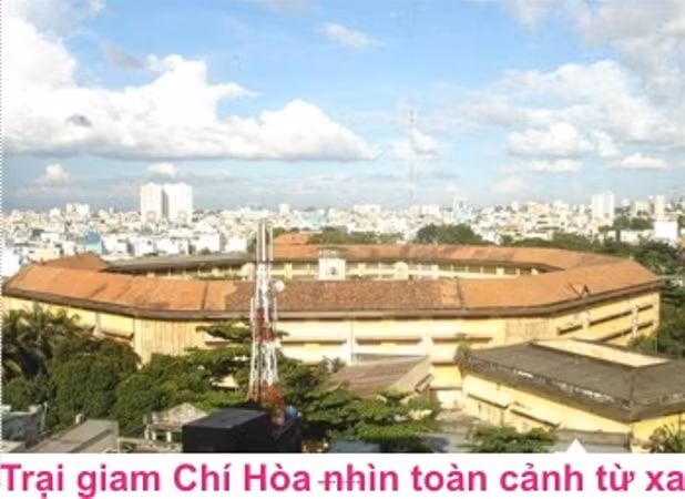 Ở khám Chí Hòa lúc đó có Cương "võ sĩ", tức Vũ Đình Cương, vốn là võ sĩ quyền anh có đẳng cấp, từng nhiều lần thượng đài khắp miền Trung - Nam và Campuchia, nếu đấu tay đôi sòng phẳng, cỡ Lâm "chín ngón" hoàn toàn không phải là đối thủ. Năm 1970, Cương bị bắt vì tội buôn bán ma tuý. Lại là em ruột của Vũ Đình Sơn - trùm ma tuý ở Sài Gòn thời bấy giờ nên Cương được đám giang hồ phong làm "đại ca của các đại ca", toàn quyền sắp đặt, sai phái toàn bộ giang hồ trong trại Chí Hoà. Khi các băng nhóm xích mích, chỉ cần Cương nói một vài lời là tất cả đều răm rắp tuân theo. Sự việc xảy ra lúc Cương "võ sĩ" đang tụ tập với mấy tay anh chị trong dãy BC. Thấy Chương "khùng" vừa chạy qua vừa khóc, Cương bèn ngăn lại hỏi. Chương tố láo: "Thằng Lâm ỷ đông, kéo đàn em đến đòi xử tôi, cấm không cho tôi bán ma tuý nữa". Nghe tới đó, máu "yêng hùng" nổi lên, Cương bèn dẫn nửa tá dân anh chị sang khu FG để "hỏi tội thằng Lâm". Phần Lâm "chín ngón", đang lúc đấm thình thình vào tường buồng giam 3F4, dọa "luộc thằng Chương", thì được một tên đàn em cấp báo: "Anh Lâm cẩn thận, anh Cương đang dẫn người qua tìm anh đó". Vừa nói, tên này vừa giúi vào tay Lâm mấy con dao lá lúa, dặn: "Anh cầm theo để phòng thân". Lâm bảo "một dao đủ rồi" và chạy ra nghênh tiếp. Khi hai bên đứng đối diện nhau, Cương võ sĩ hỏi: "Lâm! Ở đây, mày với tao, ai là đàn anh?". Lâm chưa kịp mở miệng đã bị Cương tung ngay một cú thôi sơn vào mặt.