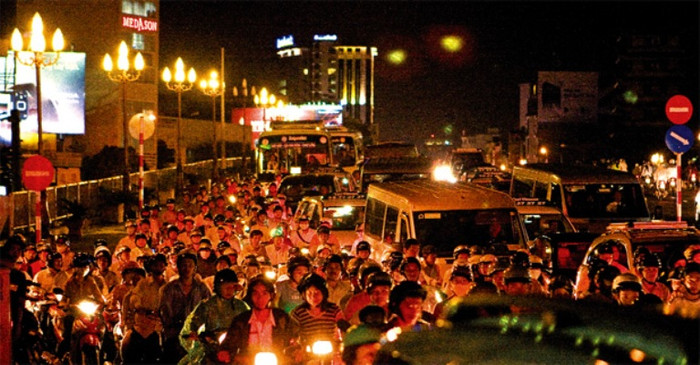 Hồi ấy, Đại làm ăn xung quanh khu vực cầu Công Lý. Tại đó có một rạp chiếu bóng tên là Cathay. Trước cửa rạp hát hay xảy ra những vụ đánh lộn giành khách. Đại lì lợm, luôn sẵn sàng tấn công bất kỳ đối thủ nào dù cho đó có là ai. Như một định mệnh, Đại luôn là kẻ chiến thắng, trở thành thủ lĩnh của đám trẻ du thủ du thực. Năm 1954, Đại 14 tuổi và bị “chết” cái tên Đại Cathay (ảnh minh họa: cầu Công Lý ngày nay). Hồi ấy, Đại làm ăn xung quanh khu vực cầu Công Lý. Tại đó có một rạp chiếu bóng tên là Cathay. Trước cửa rạp hát hay xảy ra những vụ đánh lộn giành khách. Đại lì lợm, luôn sẵn sàng tấn công bất kỳ đối thủ nào dù cho đó có là ai. Như một định mệnh, Đại luôn là kẻ chiến thắng, trở thành thủ lĩnh của đám trẻ du thủ du thực. Năm 1954, Đại 14 tuổi và bị “chết” cái tên Đại Cathay (ảnh minh họa: cầu Công Lý ngày nay).