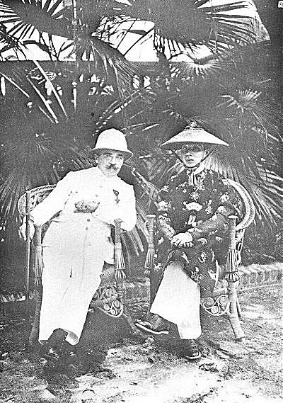 Dưới thời vua Khải Định, triều đình Huế không có xích mích với Pháp. Mọi việc đều do Tòa khâm sứ định đoạt.Khải Định cũng kết thân với Khâm sứ Trung kỳ Jean François Eugène Charles và gửi gắm con mình là Vĩnh Thụy (tức vua Bảo Đại) cho vợ chồng Khâm sứ. Khải Định bị đánh giá là một vị vua chỉ ham chơi bời. Ông tự sáng chế ra những bộ y phục mới cho mình và cho cả quan hộ vệ. Ông rất chuộng trang điểm, ăn mặc lòe loẹt, không tuân theo y phục hoàng bào truyền thống của các vua (Trong ảnh: Vua Khải Định chụp ảnh cùng một quan Pháp).