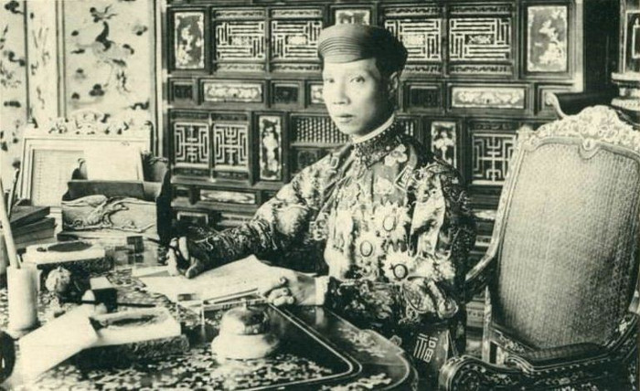 Tháng 9 năm 1924, từ Pháp về, Khải Định còn lo tổ chức lễ tứ tuần đại khánh rất lớn và tốn kém, bắt nhân dân khắp nơi gửi quà mừng. Sau lễ mừng thọ, ngân sách Nam triều kiệt quệ, Khải Định cho tǎng thêm 30% thuế điền. Khải Định không được lòng dân chúng. Ở Huế nhân dân đã truyền tụng câu ca dao phổ biến về Khải Định: Tiếng đồn Khải Định nịnh Tây Nghề này thì lấy ông này tiên sư.