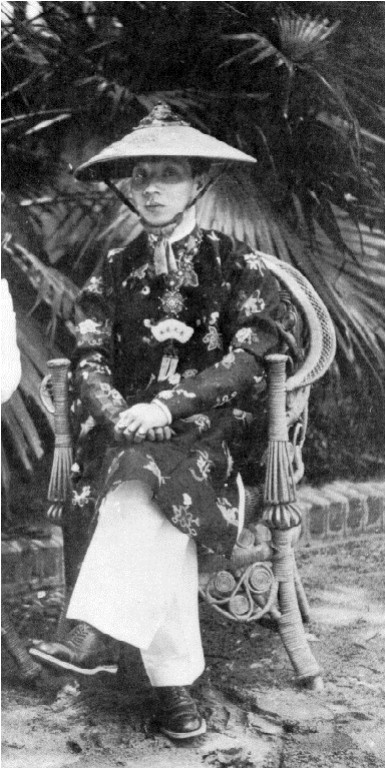 Ngày 20 tháng 5 năm 1922, Khải Định sang Pháp dự Hội chợ thuộc địa ở Marseille. Đây là lần đầu tiên một vị vua triều Nguyễn ra nước ngoài. Chuyến đi công du của Khải Định đã làm dấy lên nhiều hoạt động của người Việt Nam yêu nước nhằm phản đối ông. Phan Chu Trinh đã gửi một bức thư dài trách Khải Định 7 tội, thường gọi là Thư thất điều hay Thất điều trần. Trong bức thư đó, Phan Chu Trinh chỉ gọi là Bửu Đảo chứ không gọi vua Khải Định và trách Khải Định tội "ăn mặc lố lăng". Tại Pháp, trên tờ báo Người cùng khổ, Nguyễn Ái Quốc có một loạt bài chế giễu Khải Định trong đó có truyện ngắn "Vi hành" và còn viết vở kịch Con rồng tre diễn ở ngoại ô Paris.