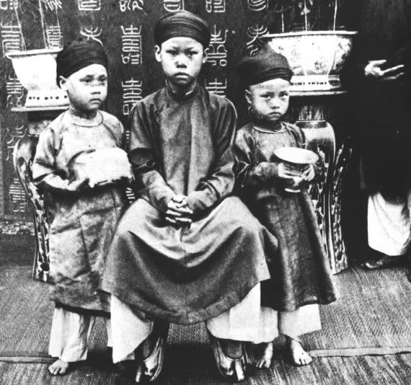 Anh em vua Thành Thái (từ trái sang phải, 3 hoàng tử: Bửu Lũy, Bửu Trang và Bửu Liêm. Các em của Vua Thành Thái (1891). Anh em vua Thành Thái (từ trái sang phải, 3 hoàng tử: Bửu Lũy, Bửu Trang và Bửu Liêm. Các em của Vua Thành Thái (1891).