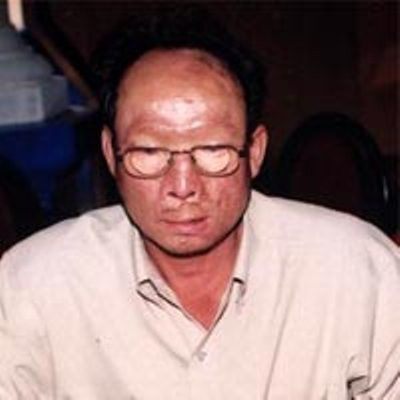 Nhanh mắt, Lâm né đầu tránh được. Cú đánh khá mạnh nhưng không trúng mục tiêu khiến Cương võ sĩ hụt đà chúi thấp đầu về phía trước. Lợi dụng phút này, Lâm "chín ngón" nắm ngay cổ áo địch thủ lật lên và quơ tay ra sau lưng rút dao... Tất cả diễn ra quá nhanh nên không ai kịp can. Cương chỉ kịp "hự" lên một tiếng rồi ôm ngực vật ra sàn. Nghe ai đó kêu lên: "Anh Lâm, đừng đâm nữa", tên hung đồ mới sực tỉnh. Nhát dao đâm trúng tim, Cương võ sĩ chết ngay tại chỗ. Lâm "chín ngón" mặt tái mét, vội thanh minh trước khi bị dẫn đi: "Tôi không cố ý, tại anh Cương... Thôi, anh em thắp cho ảnh mấy nén nhang giùm tôi". Nhanh mắt, Lâm né đầu tránh được. Cú đánh khá mạnh nhưng không trúng mục tiêu khiến Cương võ sĩ hụt đà chúi thấp đầu về phía trước. Lợi dụng phút này, Lâm "chín ngón" nắm ngay cổ áo địch thủ lật lên và quơ tay ra sau lưng rút dao... Tất cả diễn ra quá nhanh nên không ai kịp can. Cương chỉ kịp "hự" lên một tiếng rồi ôm ngực vật ra sàn. Nghe ai đó kêu lên: "Anh Lâm, đừng đâm nữa", tên hung đồ mới sực tỉnh. Nhát dao đâm trúng tim, Cương võ sĩ chết ngay tại chỗ. Lâm "chín ngón" mặt tái mét, vội thanh minh trước khi bị dẫn đi: "Tôi không cố ý, tại anh Cương... Thôi, anh em thắp cho ảnh mấy nén nhang giùm tôi".