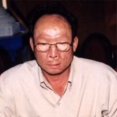 Nhanh mắt, Lâm né đầu tránh được. Cú đánh khá mạnh nhưng không trúng mục tiêu khiến Cương võ sĩ hụt đà chúi thấp đầu về phía trước. Lợi dụng phút này, Lâm "chín ngón" nắm ngay cổ áo địch thủ lật lên và quơ tay ra sau lưng rút dao... Tất cả diễn ra quá nhanh nên không ai kịp can. Cương chỉ kịp "hự" lên một tiếng rồi ôm ngực vật ra sàn. Nghe ai đó kêu lên: "Anh Lâm, đừng đâm nữa", tên hung đồ mới sực tỉnh. Nhát dao đâm trúng tim, Cương võ sĩ chết ngay tại chỗ. Lâm "chín ngón" mặt tái mét, vội thanh minh trước khi bị dẫn đi: "Tôi không cố ý, tại anh Cương... Thôi, anh em thắp cho ảnh mấy nén nhang giùm tôi".